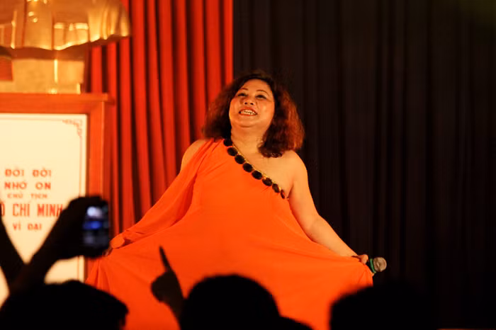 Trong đêm gala, Siu Black thường xuyên làm trò với chiếc váy da cam của mình. Chùm ảnh: Học sinh đến trường trên con đường... "tử thần" Điểm danh những hot girl "siêu kute" làm "điên đảo" mạng facebook Những gương mặt sáng giá nhất vòng 3 Imiss Thăng Long 2012