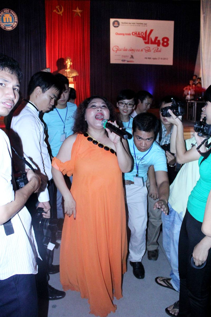 Tạo không khí gần gũi với sinh viên, Siu Black luôn chạy xuống hội trường nơi có đông sinh viên để giao lưu. Chùm ảnh: Học sinh đến trường trên con đường... "tử thần" Điểm danh những hot girl "siêu kute" làm "điên đảo" mạng facebook Những gương mặt sáng giá nhất vòng 3 Imiss Thăng Long 2012