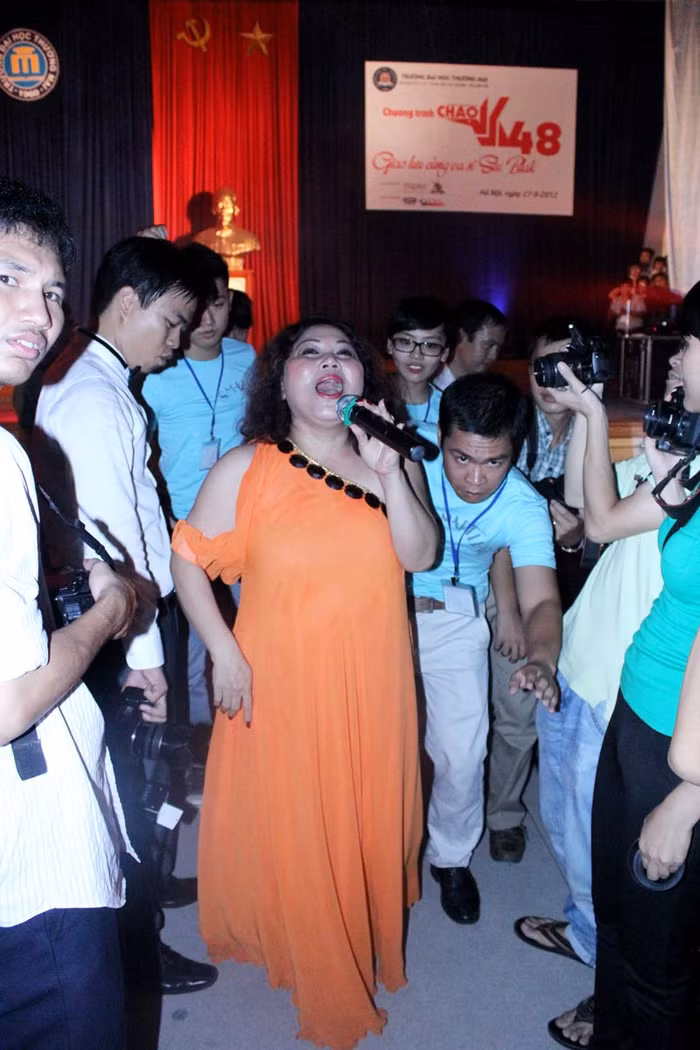 Tạo không khí gần gũi với sinh viên, Siu Black luôn chạy xuống hội trường nơi có đông sinh viên để giao lưu. Chùm ảnh: Học sinh đến trường trên con đường... "tử thần" Điểm danh những hot girl "siêu kute" làm "điên đảo" mạng facebook Những gương mặt sáng giá nhất vòng 3 Imiss Thăng Long 2012