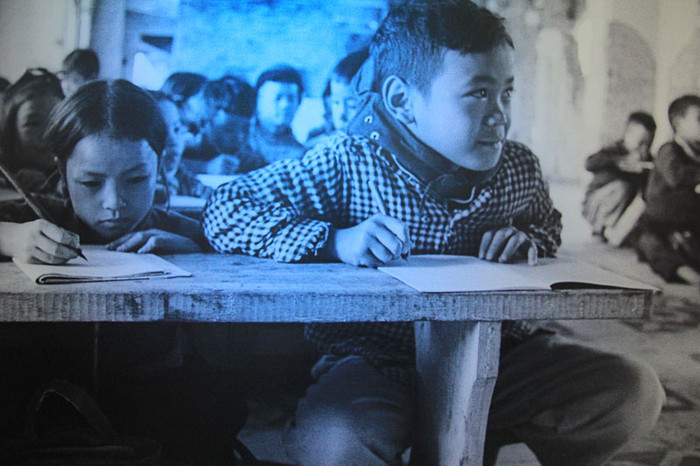 Nhiều khi không có bàn học các em sử dụng chính chiếc ghế làm bàn ghi bài. >>Chàng trai không tay người Dao đỗ Đại học >>Đáng yêu những thiên thần nhỏ ngày khai trường >>Những hình ảnh đẹp nhất lễ khai giảng 2012