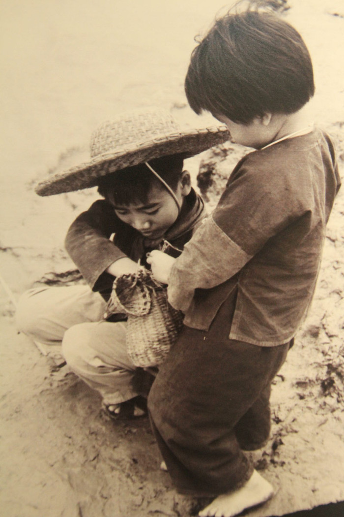 Trần Đăng Khoa mò cua bắt ốc. >>Chàng trai không tay người Dao đỗ Đại học >>Đáng yêu những thiên thần nhỏ ngày khai trường >>Những hình ảnh đẹp nhất lễ khai giảng 2012