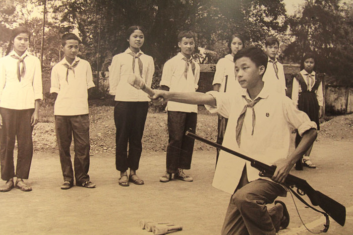 Trong giờ học các học sinh được học thêm cách sử dụng súng và lựu đạn khi có tình huống cần đến. >>Chàng trai không tay người Dao đỗ Đại học >>Đáng yêu những thiên thần nhỏ ngày khai trường >>Những hình ảnh đẹp nhất lễ khai giảng 2012