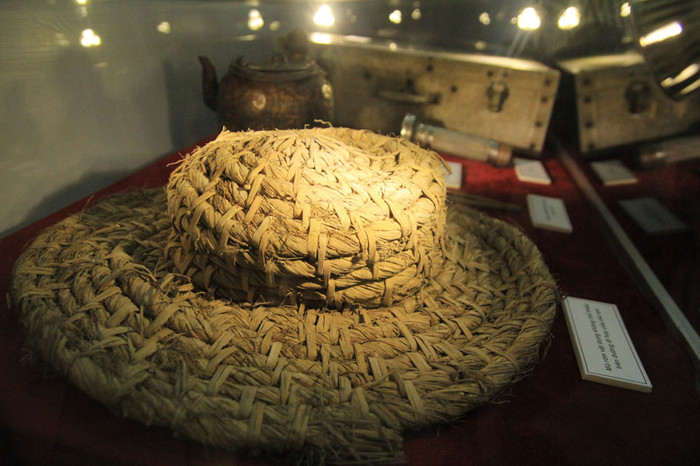 Chiếc mũ rơm là vật dụng quen thuộc của học sinh thời chiến. >>Chàng trai không tay người Dao đỗ Đại học >>Đáng yêu những thiên thần nhỏ ngày khai trường >>Những hình ảnh đẹp nhất lễ khai giảng 2012