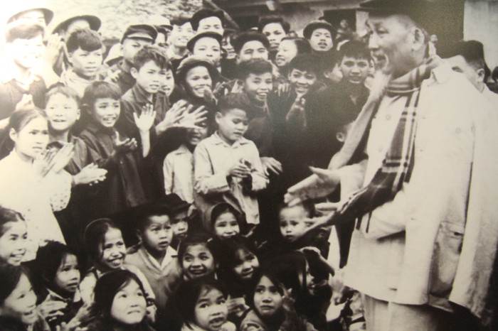 Thật vinh dự và tự hào đối với các cháu thiếu nhi trường cấp II Tam Sơn, Tiên Sơn, Bắc Ninh - "Quê hương nghìn việc tốt" được đón Bác Hồ thăm sáng ngày 1/1/1967. >>Chàng trai không tay người Dao đỗ Đại học >>Đáng yêu những thiên thần nhỏ ngày khai trường >>Những hình ảnh đẹp nhất lễ khai giảng 2012