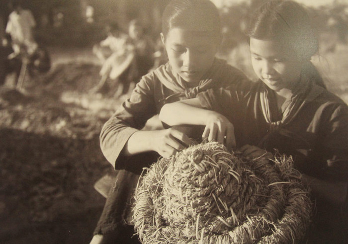 Học sinh trường phổ thông cấp II Hữu Loan, huyện Vĩnh Tường, Vĩnh Phúc đang tập đan mũ rơm. >>Chàng trai không tay người Dao đỗ Đại học >>Đáng yêu những thiên thần nhỏ ngày khai trường >>Những hình ảnh đẹp nhất lễ khai giảng 2012