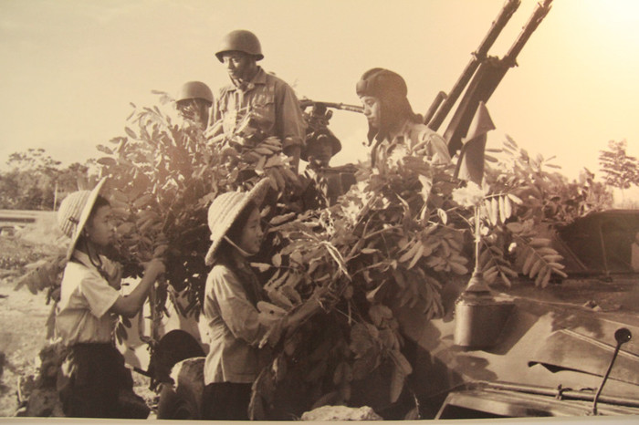 Học sinh trường cấp II Xuân Đỉnh, Hà Nội mang lá giúp bộ đội ngụy trang trận địa pháo cao xạ. >>Chàng trai không tay người Dao đỗ Đại học >>Đáng yêu những thiên thần nhỏ ngày khai trường >>Những hình ảnh đẹp nhất lễ khai giảng 2012