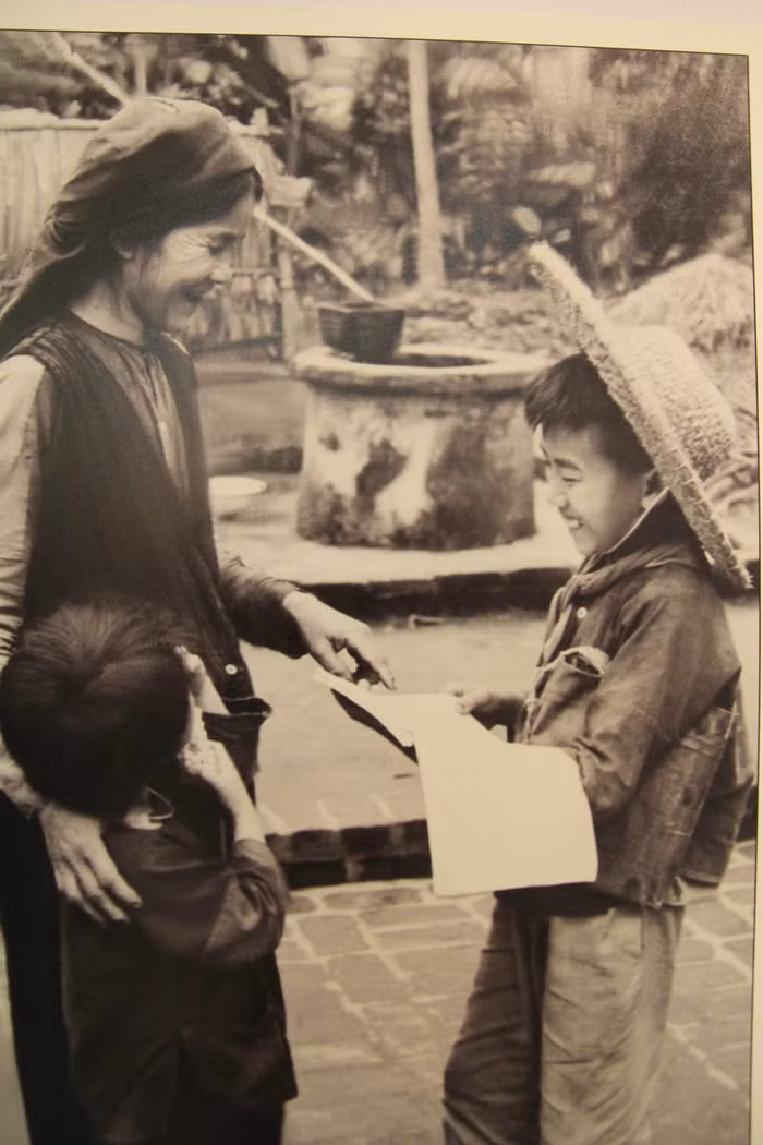 "Những năm bom Mỹ trút trên mái nhà, những năm cây súng theo người đi xa...", từ thôn Trực Trì, xã Quốc Tuấn, Nam Sách, Hải Dương đã xuất hiện thần đồng thơ Trần Đăng Khoa. >>Chàng trai không tay người Dao đỗ Đại học >>Đáng yêu những thiên thần nhỏ ngày khai trường >>Những hình ảnh đẹp nhất lễ khai giảng 2012 "Những năm bom Mỹ trút trên mái nhà, những năm cây súng theo người đi xa...", từ thôn Trực Trì, xã Quốc Tuấn, Nam Sách, Hải Dương đã xuất hiện thần đồng thơ Trần Đăng Khoa. >>Chàng trai không tay người Dao đỗ Đại học >>Đáng yêu những thiên thần nhỏ ngày khai trường >>Những hình ảnh đẹp nhất lễ khai giảng 2012