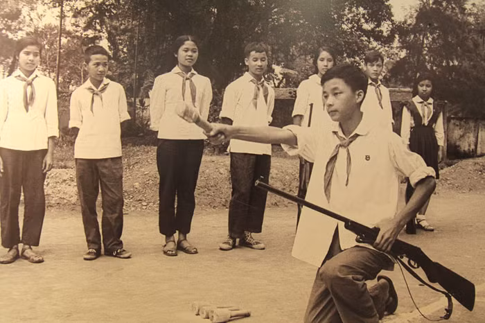 Trong giờ học các học sinh được học thêm cách sử dụng súng và lựu đạn khi có tình huống cần đến. >>Chàng trai không tay người Dao đỗ Đại học >>Đáng yêu những thiên thần nhỏ ngày khai trường >>Những hình ảnh đẹp nhất lễ khai giảng 2012 Trong giờ học các học sinh được học thêm cách sử dụng súng và lựu đạn khi có tình huống cần đến. >>Chàng trai không tay người Dao đỗ Đại học >>Đáng yêu những thiên thần nhỏ ngày khai trường >>Những hình ảnh đẹp nhất lễ khai giảng 2012