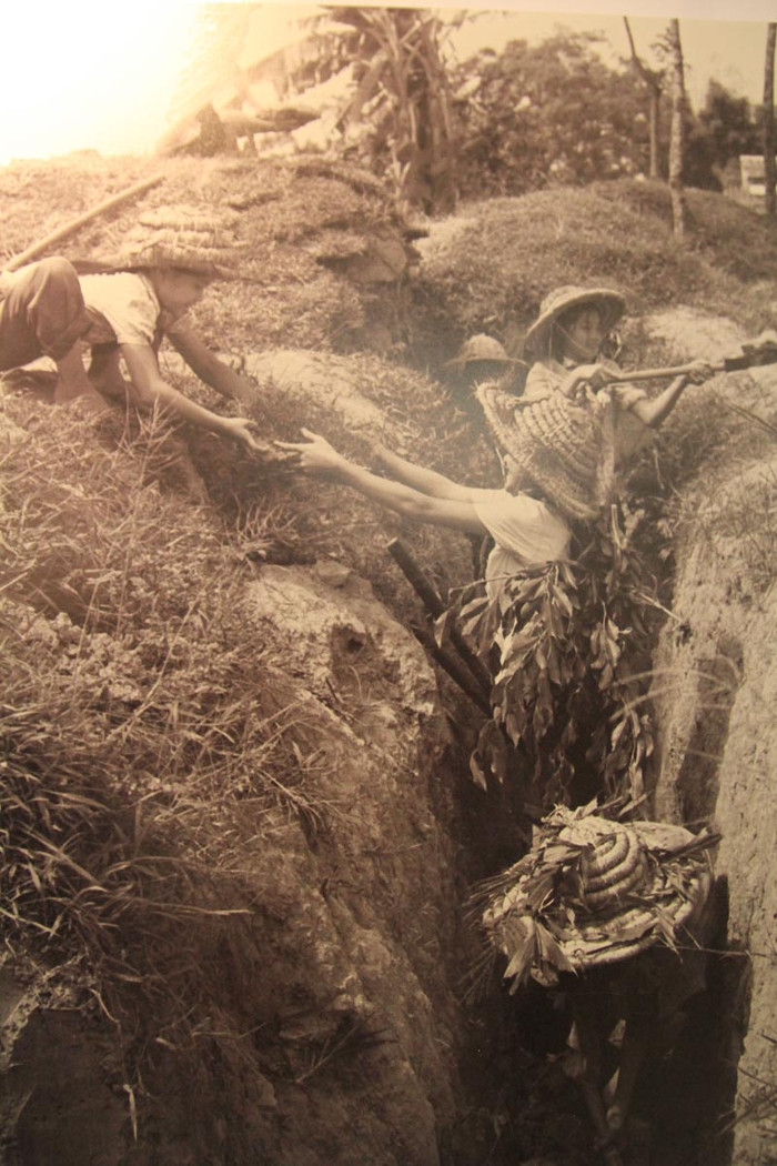 Chuẩn bị khai giảng năm học mới năm 1966-1967, học sinh và thầy cô trường cấp I Đại Kim, huyện Thanh Trì, Hà Nội đã tu sửa và đào thêm hàng trăm mét hầm hào phòng không, đảm bảo an toàn cho năm học mới. >>Chàng trai không tay người Dao đỗ Đại học >>Đáng yêu những thiên thần nhỏ ngày khai trường >>Những hình ảnh đẹp nhất lễ khai giảng 2012