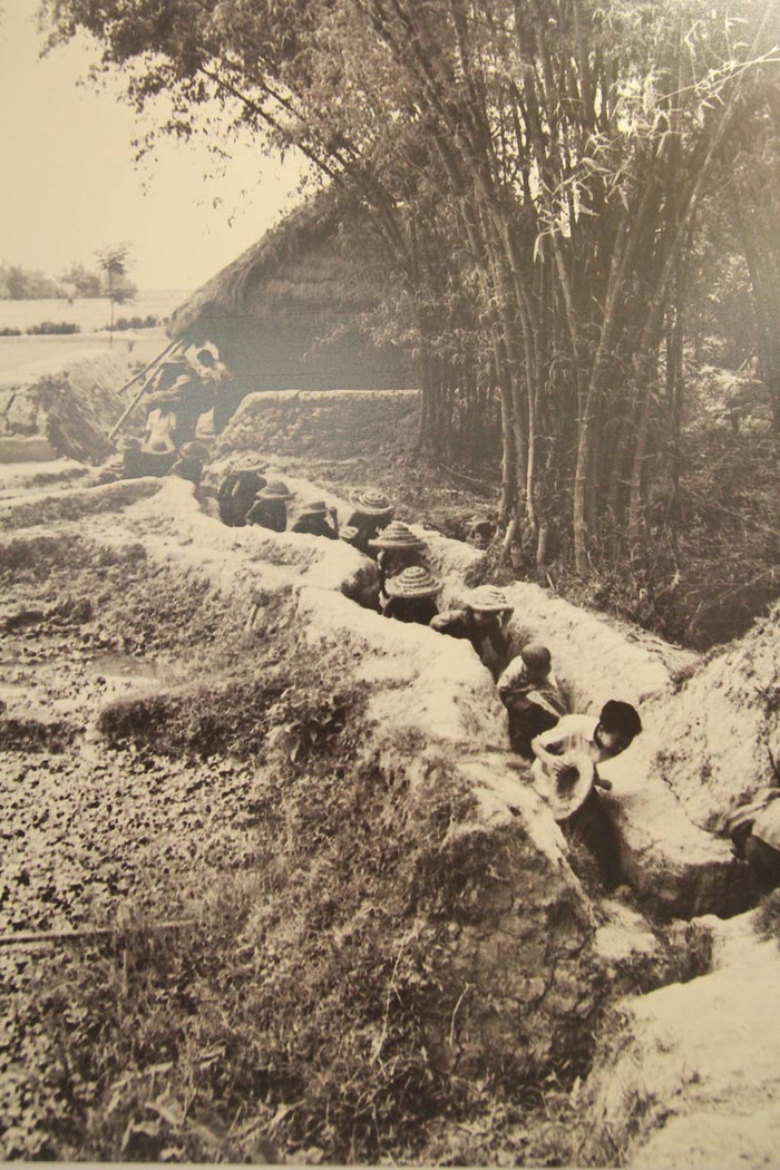 Các em học sinh nhanh chóng di chuyển vào hầm khi có báo động. >>Chàng trai không tay người Dao đỗ Đại học >>Đáng yêu những thiên thần nhỏ ngày khai trường >>Những hình ảnh đẹp nhất lễ khai giảng 2012