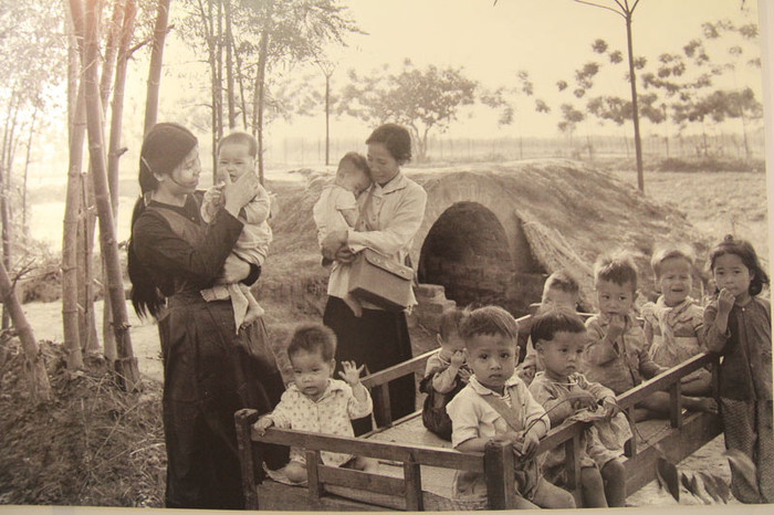 Các cháu ở vườn trẻ HTX Dục Tú, huyện Đông Anh, Hà Nội vui chơi dưới lũy tre râm mát nhưng cũng sẵn sàng xuống hầm tránh bom khi có báo động. >>Chàng trai không tay người Dao đỗ Đại học >>Đáng yêu những thiên thần nhỏ ngày khai trường >>Những hình ảnh đẹp nhất lễ khai giảng 2012