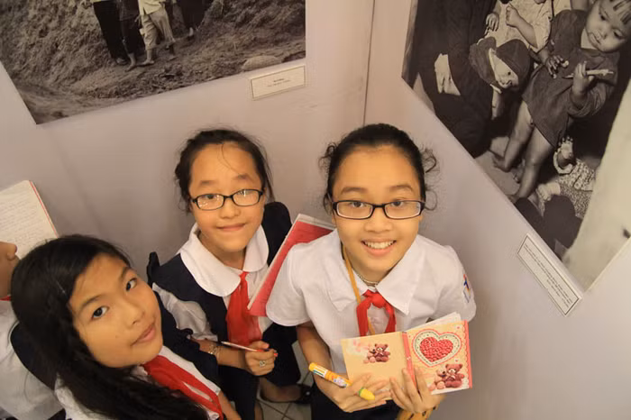 Buổi triển lãm đã thu hút không ít học sinh trên địa bàn Hà Nội tới xem. >>Chàng trai không tay người Dao đỗ Đại học >>Đáng yêu những thiên thần nhỏ ngày khai trường >>Những hình ảnh đẹp nhất lễ khai giảng 2012 Buổi triển lãm đã thu hút không ít học sinh trên địa bàn Hà Nội tới xem. >>Chàng trai không tay người Dao đỗ Đại học >>Đáng yêu những thiên thần nhỏ ngày khai trường >>Những hình ảnh đẹp nhất lễ khai giảng 2012