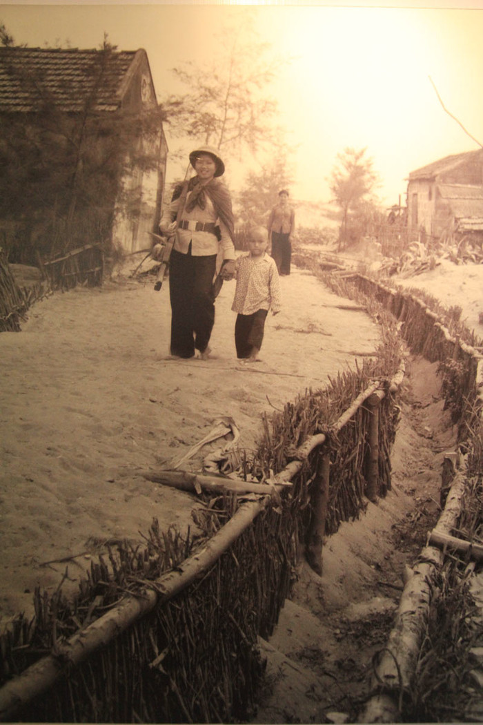 Cuộc triển lãm có tên gọi “Trẻ em thời chiến” được NXB Kim Đồng, Thông tấn xã Việt Nam, Công ty truyền thông tầm nhìn Á Châu tổ chức tại số 93 Đinh Tiên Hoàng từ ngày 8/9 - 14/9. Trong ảnh, nhân dân xã huyện Bố Trạch, Quảng Bình đào hàng trăm km giao thông hào trong các xóm làng để cho trẻ em di chuyển an toàn. >>Chàng trai không tay người Dao đỗ Đại học >>Đáng yêu những thiên thần nhỏ ngày khai trường >>Những hình ảnh đẹp nhất lễ khai giảng 2012