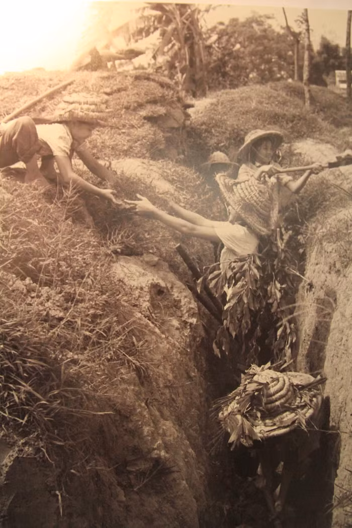 Chuẩn bị khai giảng năm học mới năm 1966-1967, học sinh và thầy cô trường cấp I Đại Kim, huyện Thanh Trì, Hà Nội đã tu sửa và đào thêm hàng trăm mét hầm hào phòng không, đảm bảo an toàn cho năm học mới. >>Chàng trai không tay người Dao đỗ Đại học >>Đáng yêu những thiên thần nhỏ ngày khai trường >>Những hình ảnh đẹp nhất lễ khai giảng 2012 Chuẩn bị khai giảng năm học mới năm 1966-1967, học sinh và thầy cô trường cấp I Đại Kim, huyện Thanh Trì, Hà Nội đã tu sửa và đào thêm hàng trăm mét hầm hào phòng không, đảm bảo an toàn cho năm học mới. >>Chàng trai không tay người Dao đỗ Đại học >>Đáng yêu những thiên thần nhỏ ngày khai trường >>Những hình ảnh đẹp nhất lễ khai giảng 2012