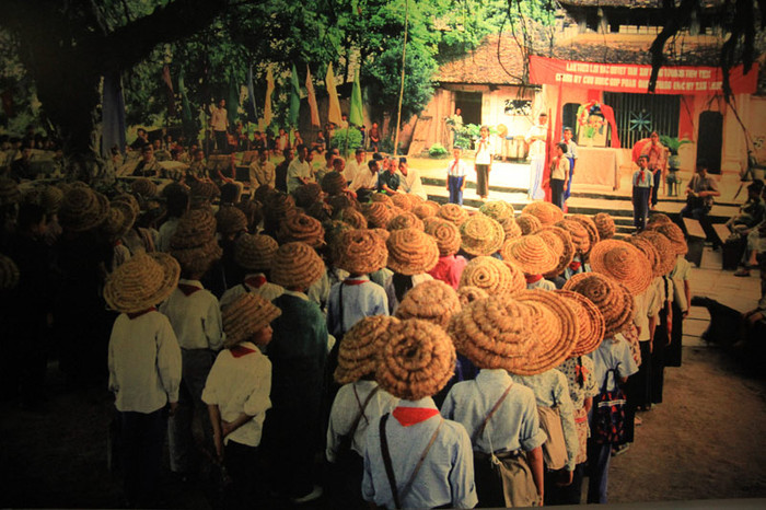 Các trường học thường tổ chức mít tinh với sự có mặt của các phụ huynh để động viên con em học tốt, góp phần đánh thắng giặc Mỹ xâm lược. >>Những bức ảnh đen trắng quý hiếm về học sinh thời chiến >>Chàng trai không tay người Dao đỗ đại học >>Những hotgirl xinh tươi rạng rỡ ngày khai trường Các trường học thường tổ chức mít tinh với sự có mặt của các phụ huynh để động viên con em học tốt, góp phần đánh thắng giặc Mỹ xâm lược. >>Những bức ảnh đen trắng quý hiếm về học sinh thời chiến >>Chàng trai không tay người Dao đỗ đại học >>Những hotgirl xinh tươi rạng rỡ ngày khai trường