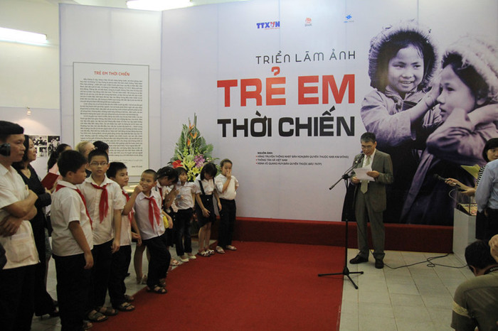 Ông Nguyễn Đức Lợi – TGĐ Thông tấn xã Việt Nam cho biết, khi xem những bức ảnh này như thấy lại hình ảnh của chính mình trong những năm kháng chiến chống Mỹ, khi hàng ngày đi học phải đội mũ rơm để tránh sát thương của bom đạn, bên cạnh sách vở còn có túi cứu thương… Triển lãm tổ chức tại số 93 Đinh Tiên Hoàng từ ngày 8/9 - 14/9, thu hút được rất nhiều học sinh tới xem. >>Những bức ảnh đen trắng quý hiếm về học sinh thời chiến >>Chàng trai không tay người Dao đỗ đại học >>Những hotgirl xinh tươi rạng rỡ ngày khai trường Ông Nguyễn Đức Lợi – TGĐ Thông tấn xã Việt Nam cho biết, khi xem những bức ảnh này như thấy lại hình ảnh của chính mình trong những năm kháng chiến chống Mỹ, khi hàng ngày đi học phải đội mũ rơm để tránh sát thương của bom đạn, bên cạnh sách vở còn có túi cứu thương… Triển lãm tổ chức tại số 93 Đinh Tiên Hoàng từ ngày 8/9 - 14/9, thu hút được rất nhiều học sinh tới xem. >>Những bức ảnh đen trắng quý hiếm về học sinh thời chiến >>Chàng trai không tay người Dao đỗ đại học >>Những hotgirl xinh tươi rạng rỡ ngày khai trường