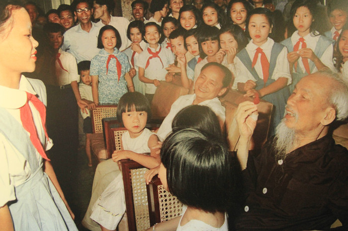 Ngày quốc tế thiếu nhi 1/6/1969, Bác Hồ dù bận muôn vàn việc nước vẫn dành tình cảm và sự quan tâm sâu sắc tới các cháu thiếu nhi. >>Những bức ảnh đen trắng quý hiếm về học sinh thời chiến >>Chàng trai không tay người Dao đỗ đại học >>Những hotgirl xinh tươi rạng rỡ ngày khai trường Ngày quốc tế thiếu nhi 1/6/1969, Bác Hồ dù bận muôn vàn việc nước vẫn dành tình cảm và sự quan tâm sâu sắc tới các cháu thiếu nhi. >>Những bức ảnh đen trắng quý hiếm về học sinh thời chiến >>Chàng trai không tay người Dao đỗ đại học >>Những hotgirl xinh tươi rạng rỡ ngày khai trường