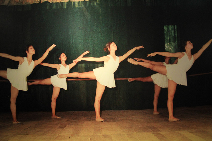 Các em học sinh trường múa miệt mài luyện tập trên những sàn gỗ gồ ghề nơi sơ tán. Nhiều nghệ sĩ múa tài danh như Đặng Hùng, Vương Linh – đã học múa trong hoàn cảnh như thế này. >>Chàng trai không tay người Dao đỗ Đại học >>Đáng yêu những thiên thần nhỏ ngày khai trường >>Những hình ảnh đẹp nhất lễ khai giảng 2012 Các em học sinh trường múa miệt mài luyện tập trên những sàn gỗ gồ ghề nơi sơ tán. Nhiều nghệ sĩ múa tài danh như Đặng Hùng, Vương Linh – đã học múa trong hoàn cảnh như thế này. >>Chàng trai không tay người Dao đỗ Đại học >>Đáng yêu những thiên thần nhỏ ngày khai trường >>Những hình ảnh đẹp nhất lễ khai giảng 2012