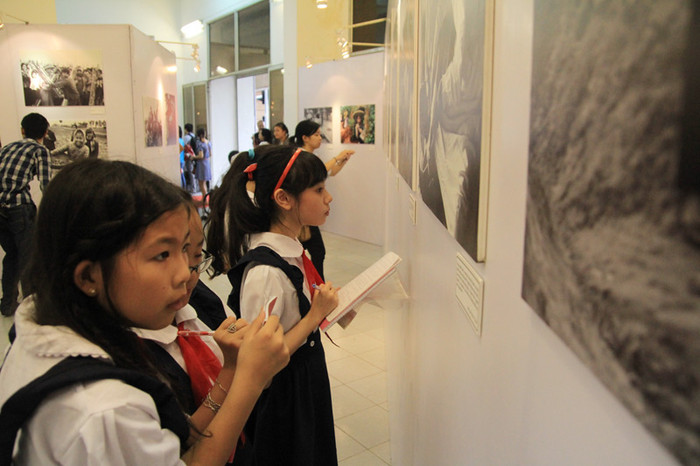 Như lời tri ân với thế hệ trước, các em đi từng bức ảnh để ghi chép lại nội dung mỗi bức ảnh về làm kỷ niệm và coi đó như một động lực để phấn đấu và cống hiến cho đất nước. >>Chàng trai không tay người Dao đỗ Đại học >>Đáng yêu những thiên thần nhỏ ngày khai trường >>Những hình ảnh đẹp nhất lễ khai giảng 2012 Như lời tri ân với thế hệ trước, các em đi từng bức ảnh để ghi chép lại nội dung mỗi bức ảnh về làm kỷ niệm và coi đó như một động lực để phấn đấu và cống hiến cho đất nước. >>Chàng trai không tay người Dao đỗ Đại học >>Đáng yêu những thiên thần nhỏ ngày khai trường >>Những hình ảnh đẹp nhất lễ khai giảng 2012