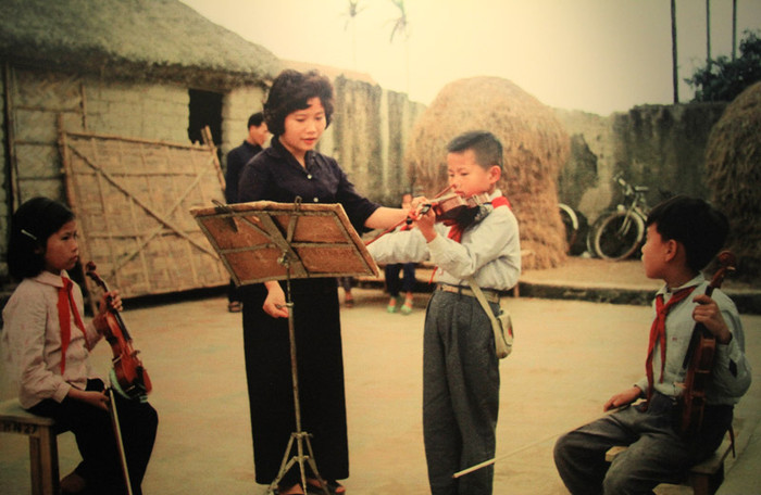 Nghệ sĩ nhân đân Đặng Thái Sơn và nhiều nghệ sĩ tên tuổi khác đã từng học đàn trong hoàn cảnh vô cùng thiếu thốn ở nơi sơ tán như thế này. >>Chàng trai không tay người Dao đỗ Đại học >>Đáng yêu những thiên thần nhỏ ngày khai trường >>Những hình ảnh đẹp nhất lễ khai giảng 2012 Nghệ sĩ nhân đân Đặng Thái Sơn và nhiều nghệ sĩ tên tuổi khác đã từng học đàn trong hoàn cảnh vô cùng thiếu thốn ở nơi sơ tán như thế này. >>Chàng trai không tay người Dao đỗ Đại học >>Đáng yêu những thiên thần nhỏ ngày khai trường >>Những hình ảnh đẹp nhất lễ khai giảng 2012