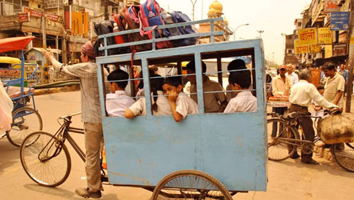 Sau giờ học các em tiếp tục đi trên những chiếc xe đạp do người dân tự chế với thiết kế làm sao chở được càng nhiều người càng tốt. >> ĐẦU NĂM HỌC MỚI, HỌC SINH THỦ ĐÔ ĐÙA VỚI TỬ THẦN >> HỌC SINH TRƯỜNG AMSTERDAM PHÁT SỐT VÌ CÔ GIÁO 9X