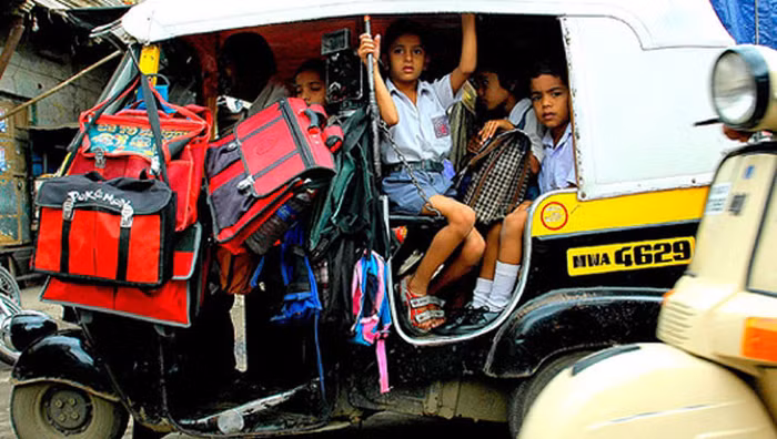 Học sinh nhồi nhét trên những chiếc xe chật chội trên đường tới trường. >> ĐẦU NĂM HỌC MỚI, HỌC SINH THỦ ĐÔ ĐÙA VỚI TỬ THẦN >> HỌC SINH TRƯỜNG AMSTERDAM PHÁT SỐT VÌ CÔ GIÁO 9X