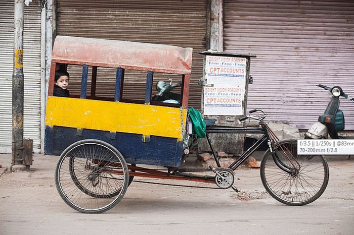 Một học sinh đang ngồi chờ để được tới lớp trên một chiếc xe đạp tự chế thành xe ba bánh đưa học sinh tới trường. >> ĐẦU NĂM HỌC MỚI, HỌC SINH THỦ ĐÔ ĐÙA VỚI TỬ THẦN >> HỌC SINH TRƯỜNG AMSTERDAM PHÁT SỐT VÌ CÔ GIÁO 9X Một học sinh đang ngồi chờ để được tới lớp trên một chiếc xe đạp tự chế thành xe ba bánh đưa học sinh tới trường. >> ĐẦU NĂM HỌC MỚI, HỌC SINH THỦ ĐÔ ĐÙA VỚI TỬ THẦN >> HỌC SINH TRƯỜNG AMSTERDAM PHÁT SỐT VÌ CÔ GIÁO 9X