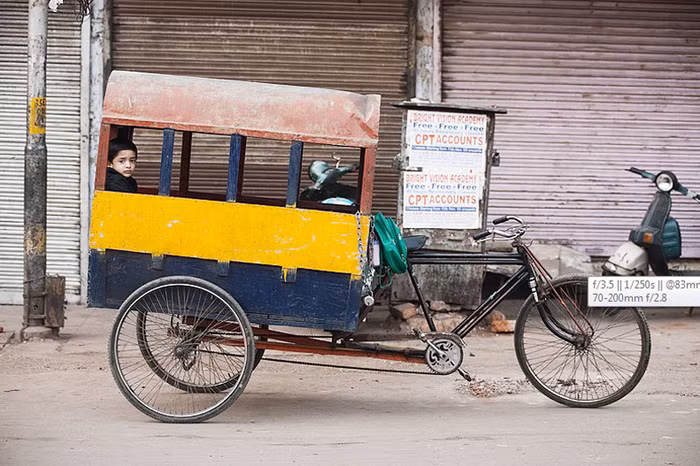 Một học sinh đang ngồi chờ để được tới lớp trên một chiếc xe đạp tự chế thành xe ba bánh đưa học sinh tới trường. >> ĐẦU NĂM HỌC MỚI, HỌC SINH THỦ ĐÔ ĐÙA VỚI TỬ THẦN >> HỌC SINH TRƯỜNG AMSTERDAM PHÁT SỐT VÌ CÔ GIÁO 9X