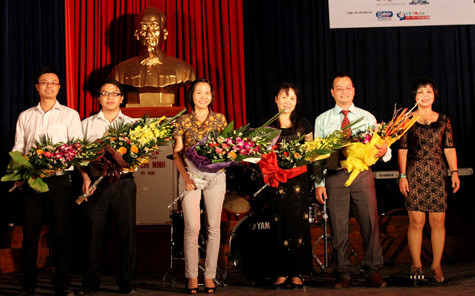 Ông Phan Hồng Sơn, Phó tổng biên tập Báo điện tử Giáo dục Việt Nam (thứ hai từ trái sang) cùng đại diện các nhà tài trợ, đơn vị bảo trợ thông tin nhận hoa lưu niệm từ lãnh đạo nhà trường. Ảnh XT Ông Phan Hồng Sơn, Phó tổng biên tập Báo điện tử Giáo dục Việt Nam (thứ hai từ trái sang) cùng đại diện các nhà tài trợ, đơn vị bảo trợ thông tin nhận hoa lưu niệm từ lãnh đạo nhà trường. Ảnh XT