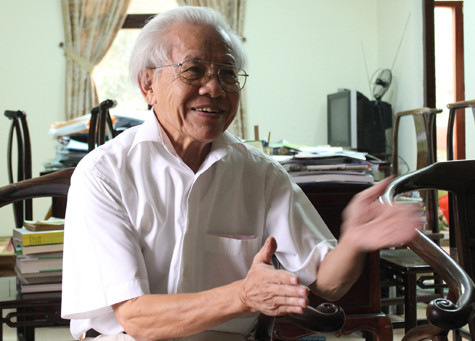 "Theo tôi phải tạo ra sự phát triển thực sự cho trẻ con, sự phát triển thực sự đó phải đạt tới lợi ích thực sự, mang lại lợi ích thực sự. Lợi ích thực sự này phải ngay bây giờ, ngày mai, ngày kia phải có lợi ích" - GS Hồ Ngọc Đại chia sẻ về định hướng cho giáo dục Việt Nam. Ảnh Xuân Trung