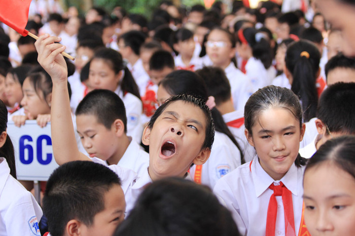 Toát mồ hôi và ngáp ngủ liên hồi. >>Những hình ảnh đẹp nhất lễ khai trường 2012 >> Rơi nước mắt, học sinh quỳ đất trong lễ tựu trường Chùm ảnh: Nét hồn nhiên của các bé khiếm thính ngày tựu trường Chùm ảnh: Đáng yêu những 'thiên thần nhỏ' ngày khai trường