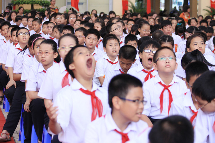 Trong đám bạn đang chăm chú lắng nghe, có không ít các em còn ngái ngủ do phải dậy sớm và ngồi lâu dưới nắng. >>Những hình ảnh đẹp nhất lễ khai trường 2012 >> Rơi nước mắt, học sinh quỳ đất trong lễ tựu trường Chùm ảnh: Nét hồn nhiên của các bé khiếm thính ngày tựu trường Chùm ảnh: Đáng yêu những 'thiên thần nhỏ' ngày khai trường