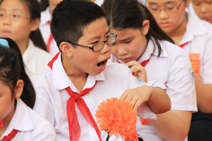 >>Những hình ảnh đẹp nhất lễ khai trường 2012 >> Rơi nước mắt, học sinh quỳ đất trong lễ tựu trường Chùm ảnh: Nét hồn nhiên của các bé khiếm thính ngày tựu trường Chùm ảnh: Đáng yêu những 'thiên thần nhỏ' ngày khai trường