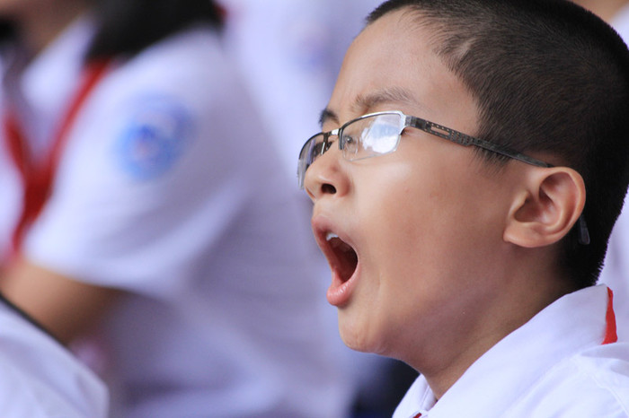 Một số trường tại Hà Nội tổ chức lễ khai giảng quá dài khiến nhiều em mệt mỏi và liên tục ngáp ngủ. >>Những hình ảnh đẹp nhất lễ khai trường 2012 >> Rơi nước mắt, học sinh quỳ đất trong lễ tựu trường Chùm ảnh: Nét hồn nhiên của các bé khiếm thính ngày tựu trường Chùm ảnh: Đáng yêu những 'thiên thần nhỏ' ngày khai trường