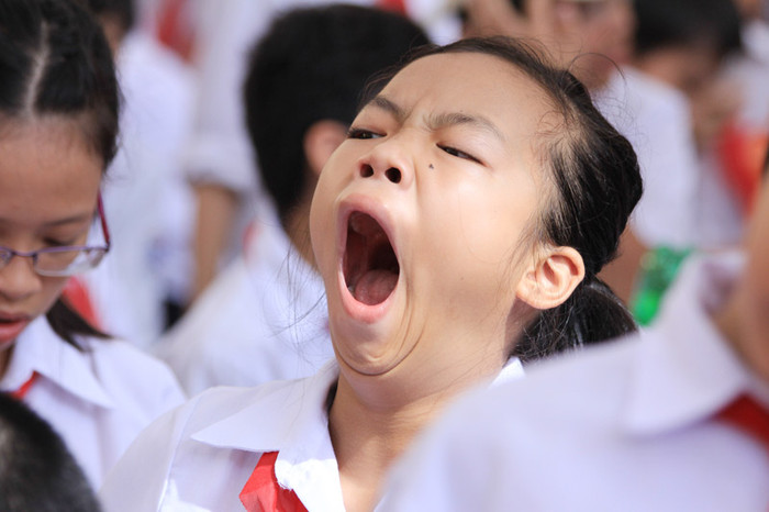 Một hình ảnh không đẹp, nhưng nếu nhìn xa hơn sẽ thấy việc để một buổi khai giảng kéo dài khiến các em mệt mỏi là điều dễ hiểu. >>Những hình ảnh đẹp nhất lễ khai trường 2012 >> Rơi nước mắt, học sinh quỳ đất trong lễ tựu trường Chùm ảnh: Nét hồn nhiên của các bé khiếm thính ngày tựu trường Chùm ảnh: Đáng yêu những 'thiên thần nhỏ' ngày khai trường