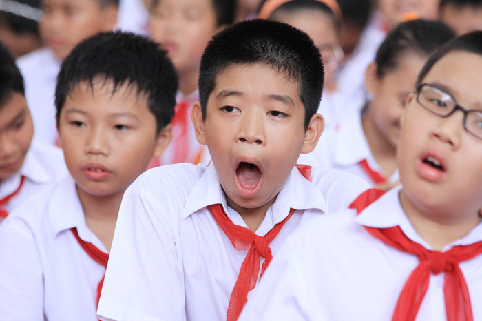 Có thể bắt gặp những cái ngáp ở rất nhiều buổi khai giảng. >>Những hình ảnh đẹp nhất lễ khai trường 2012 >> Rơi nước mắt, học sinh quỳ đất trong lễ tựu trường Chùm ảnh: Nét hồn nhiên của các bé khiếm thính ngày tựu trường Chùm ảnh: Đáng yêu những 'thiên thần nhỏ' ngày khai trường