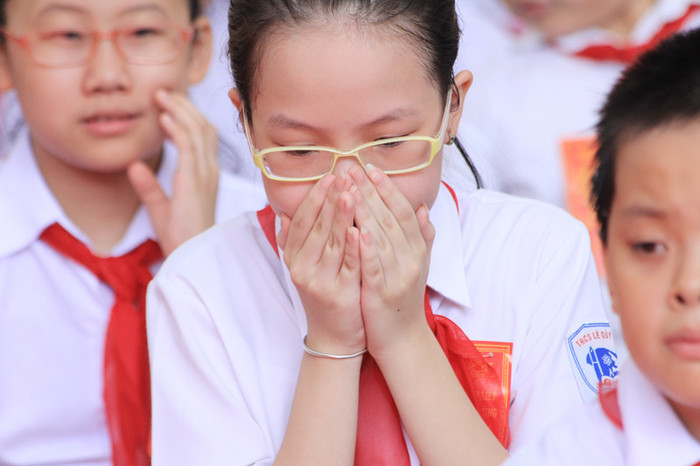 Thời gian khai giảng kéo dài khiến nhiều em không còn tập trung được như ban đầu. >>Những hình ảnh đẹp nhất lễ khai trường 2012 >> Rơi nước mắt, học sinh quỳ đất trong lễ tựu trường Chùm ảnh: Nét hồn nhiên của các bé khiếm thính ngày tựu trường Chùm ảnh: Đáng yêu những 'thiên thần nhỏ' ngày khai trường