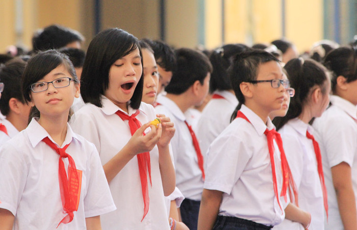 >>Những hình ảnh đẹp nhất lễ khai trường 2012 >> Rơi nước mắt, học sinh quỳ đất trong lễ tựu trường Chùm ảnh: Nét hồn nhiên của các bé khiếm thính ngày tựu trường Chùm ảnh: Đáng yêu những 'thiên thần nhỏ' ngày khai trường