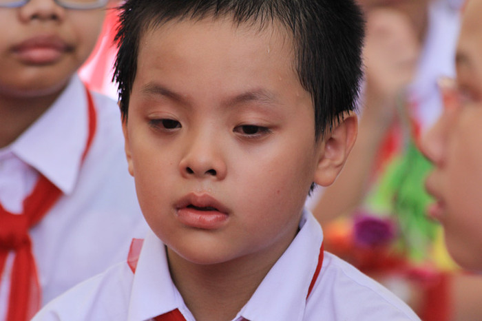 Đối với cậu bé này lễ khai giảng kéo dài gần 3 giờ đồng hồ có lẽ là quá sức chịu đựng, những cơn ngái ngủ biểu lộ trên đôi mắt em. >>Những hình ảnh đẹp nhất lễ khai trường 2012 >> Rơi nước mắt, học sinh quỳ đất trong lễ tựu trường Chùm ảnh: Nét hồn nhiên của các bé khiếm thính ngày tựu trường Chùm ảnh: Đáng yêu những 'thiên thần nhỏ' ngày khai trường