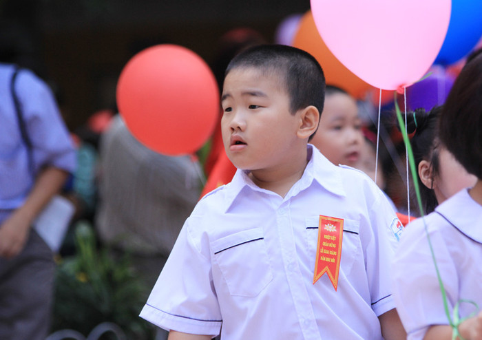 Lần đầu tiên được đi học, diễu hành qua lễ đài bé lạ lẫm đứng ngắm nghía nhiều thứ xung quanh. Chùm ảnh: Nữ sinh cực "xì tin" trong ngày khai trường >>Nữ sinh đẹp rạng ngời ngày khai trường >>Những thầy cô là hotgirl, hotboy nổi đình nổi đám Lần đầu tiên được đi học, diễu hành qua lễ đài bé lạ lẫm đứng ngắm nghía nhiều thứ xung quanh. Chùm ảnh: Nữ sinh cực "xì tin" trong ngày khai trường >>Nữ sinh đẹp rạng ngời ngày khai trường >>Những thầy cô là hotgirl, hotboy nổi đình nổi đám