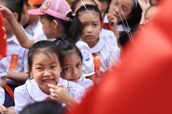 Vui đùa với bạn bè. Chùm ảnh: Nữ sinh cực "xì tin" trong ngày khai trường >>Nữ sinh đẹp rạng ngời ngày khai trường >>Những thầy cô là hotgirl, hotboy nổi đình nổi đám Vui đùa với bạn bè. Chùm ảnh: Nữ sinh cực "xì tin" trong ngày khai trường >>Nữ sinh đẹp rạng ngời ngày khai trường >>Những thầy cô là hotgirl, hotboy nổi đình nổi đám