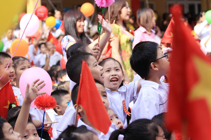Kể từ hôm nay một năm học mới đã bắt đầu, một năm học được vui chơi, học tập cùng nhiều bạn bè khiến các bé không giấu nổi niềm vui. Chùm ảnh: Nữ sinh cực "xì tin" trong ngày khai trường >>Nữ sinh đẹp rạng ngời ngày khai trường >>Những thầy cô là hotgirl, hotboy nổi đình nổi đám Kể từ hôm nay một năm học mới đã bắt đầu, một năm học được vui chơi, học tập cùng nhiều bạn bè khiến các bé không giấu nổi niềm vui. Chùm ảnh: Nữ sinh cực "xì tin" trong ngày khai trường >>Nữ sinh đẹp rạng ngời ngày khai trường >>Những thầy cô là hotgirl, hotboy nổi đình nổi đám