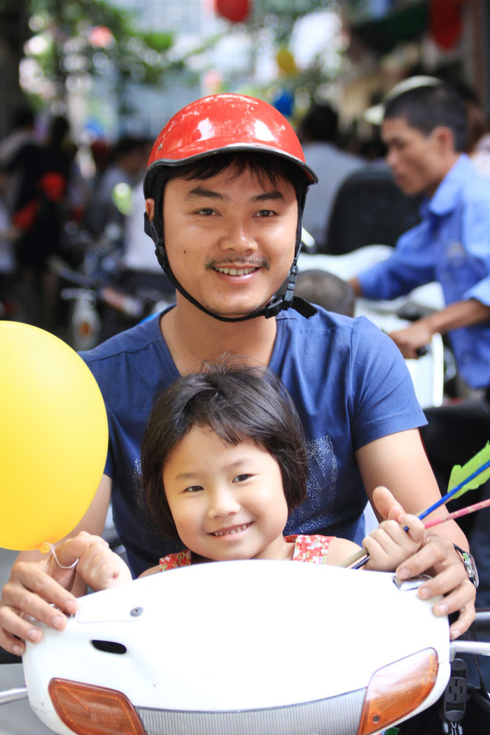 Sáng sớm, bố trở con gái tới trước cổng trường đợi thầy cô và bạn bè chuẩn bị khai giảng. Lần đầu tiên bé được đến trường không khỏi bỡ ngỡ nhưng cũng đầy niềm vui. Chùm ảnh: Nữ sinh cực "xì tin" trong ngày khai trường >>Nữ sinh đẹp rạng ngời ngày khai trường >>Những thầy cô là hotgirl, hotboy nổi đình nổi đám Sáng sớm, bố trở con gái tới trước cổng trường đợi thầy cô và bạn bè chuẩn bị khai giảng. Lần đầu tiên bé được đến trường không khỏi bỡ ngỡ nhưng cũng đầy niềm vui. Chùm ảnh: Nữ sinh cực "xì tin" trong ngày khai trường >>Nữ sinh đẹp rạng ngời ngày khai trường >>Những thầy cô là hotgirl, hotboy nổi đình nổi đám