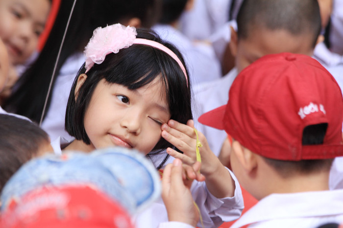 Làm nũng với bạn cùng lớp. Chùm ảnh: Nữ sinh cực "xì tin" trong ngày khai trường >>Nữ sinh đẹp rạng ngời ngày khai trường >>Những thầy cô là hotgirl, hotboy nổi đình nổi đám Làm nũng với bạn cùng lớp. Chùm ảnh: Nữ sinh cực "xì tin" trong ngày khai trường >>Nữ sinh đẹp rạng ngời ngày khai trường >>Những thầy cô là hotgirl, hotboy nổi đình nổi đám