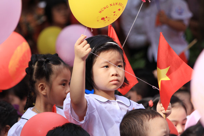 Trong lúc khai giảng nhiều bé vẫn đứng dậy ngoái nhìn hướng về phía bố mẹ. Chùm ảnh: Nữ sinh cực "xì tin" trong ngày khai trường >>Nữ sinh đẹp rạng ngời ngày khai trường >>Những thầy cô là hotgirl, hotboy nổi đình nổi đám Trong lúc khai giảng nhiều bé vẫn đứng dậy ngoái nhìn hướng về phía bố mẹ. Chùm ảnh: Nữ sinh cực "xì tin" trong ngày khai trường >>Nữ sinh đẹp rạng ngời ngày khai trường >>Những thầy cô là hotgirl, hotboy nổi đình nổi đám