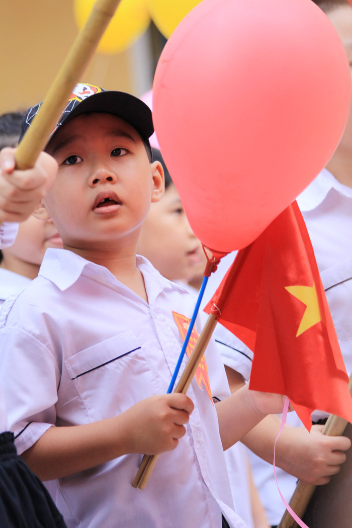 Các bé hát to quốc ca. Chùm ảnh: Nữ sinh cực "xì tin" trong ngày khai trường >>Nữ sinh đẹp rạng ngời ngày khai trường >>Những thầy cô là hotgirl, hotboy nổi đình nổi đám Các bé hát to quốc ca. Chùm ảnh: Nữ sinh cực "xì tin" trong ngày khai trường >>Nữ sinh đẹp rạng ngời ngày khai trường >>Những thầy cô là hotgirl, hotboy nổi đình nổi đám