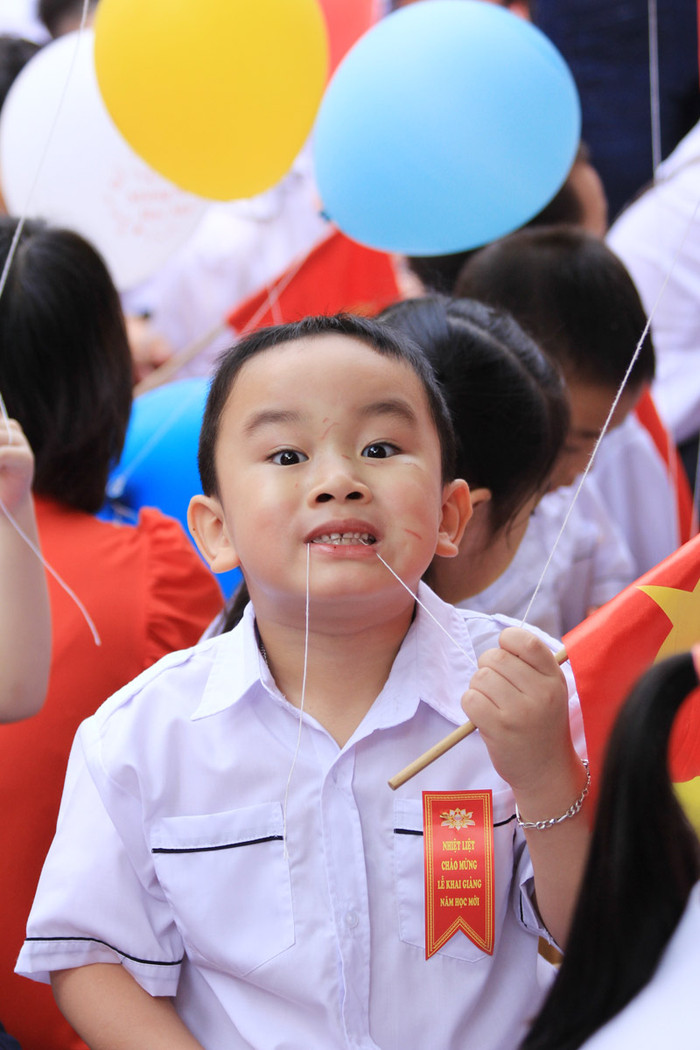 Hành động lạ của một bé lớp 1. Chùm ảnh: Nữ sinh cực "xì tin" trong ngày khai trường >>Nữ sinh đẹp rạng ngời ngày khai trường >>Những thầy cô là hotgirl, hotboy nổi đình nổi đám Hành động lạ của một bé lớp 1. Chùm ảnh: Nữ sinh cực "xì tin" trong ngày khai trường >>Nữ sinh đẹp rạng ngời ngày khai trường >>Những thầy cô là hotgirl, hotboy nổi đình nổi đám