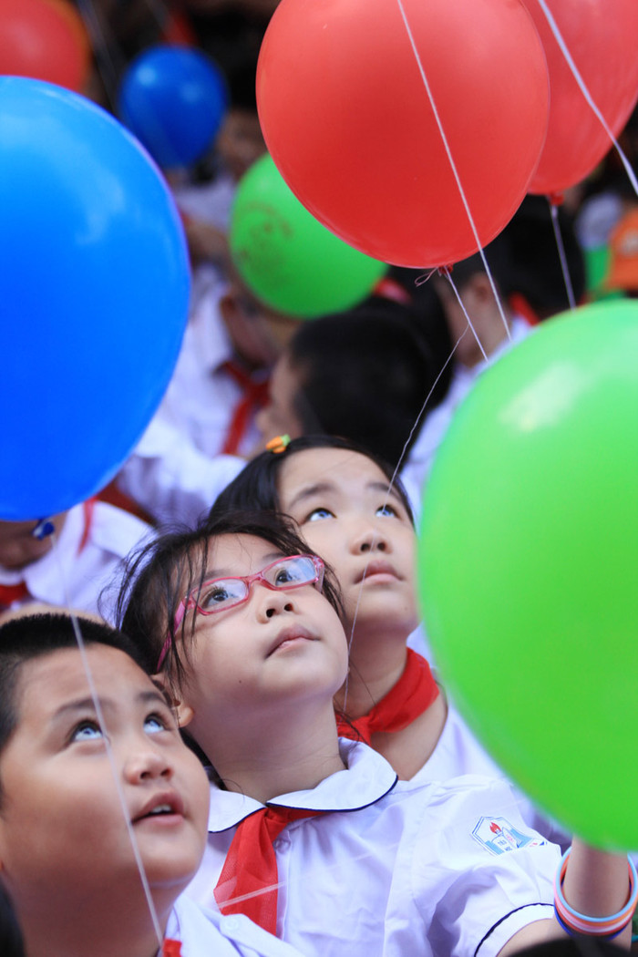 Các bé vui thích thú đùa nghịch với bóng bay. Chùm ảnh: Nữ sinh cực "xì tin" trong ngày khai trường >>Nữ sinh đẹp rạng ngời ngày khai trường >>Những thầy cô là hotgirl, hotboy nổi đình nổi đám Các bé vui thích thú đùa nghịch với bóng bay. Chùm ảnh: Nữ sinh cực "xì tin" trong ngày khai trường >>Nữ sinh đẹp rạng ngời ngày khai trường >>Những thầy cô là hotgirl, hotboy nổi đình nổi đám