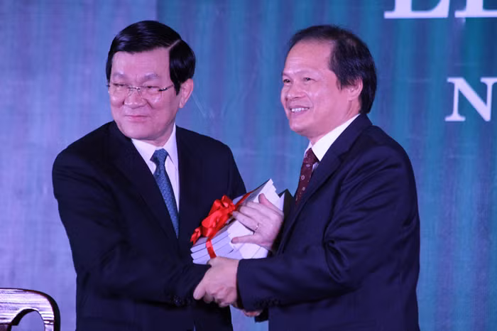 Thay mặt cán bộ, giảng viên, sinh viên nhà trường GS Nguyễn Văn Khánh tặng Chủ tịch nước những cuốn sách do các nhà giáo trong trường tự viết. Thay mặt cán bộ, giảng viên, sinh viên nhà trường GS Nguyễn Văn Khánh tặng Chủ tịch nước những cuốn sách do các nhà giáo trong trường tự viết.