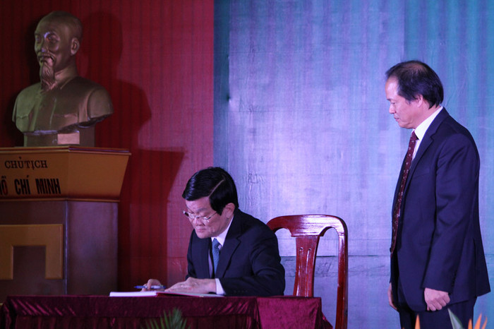 Chủ tịch nước Trương Tấn Sang lưu bút tại sổ lưu niệm của trường. Chủ tịch nước Trương Tấn Sang lưu bút tại sổ lưu niệm của trường.